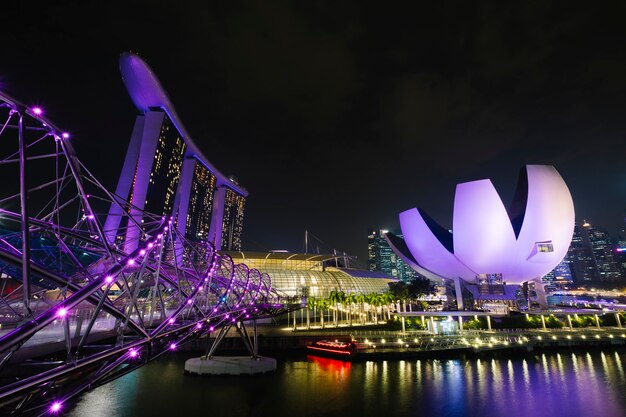 marina bay em cena noturna