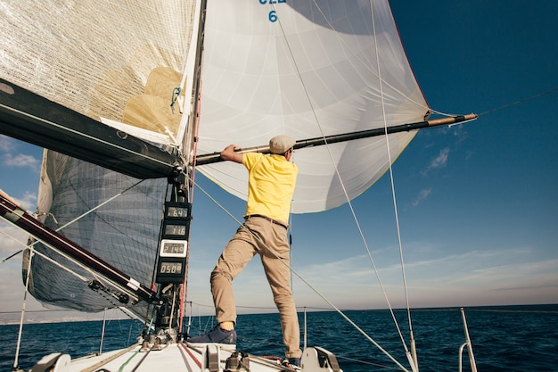 Marinheiro faz serviço de iate particular na marina