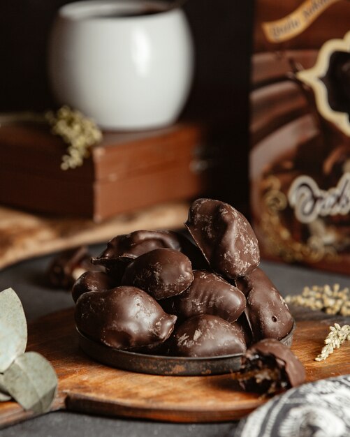 Marmelada com cobertura em chocolate em uma placa de madeira