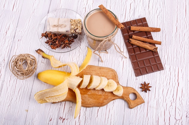 Marrom coctail do detox com varas de canela, bananas e chocolate