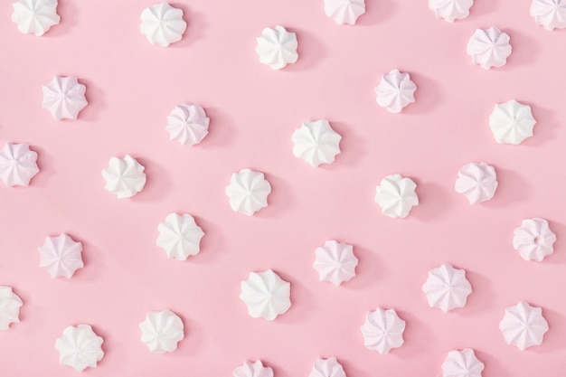 Foto grátis marshmallows brancos em rosa