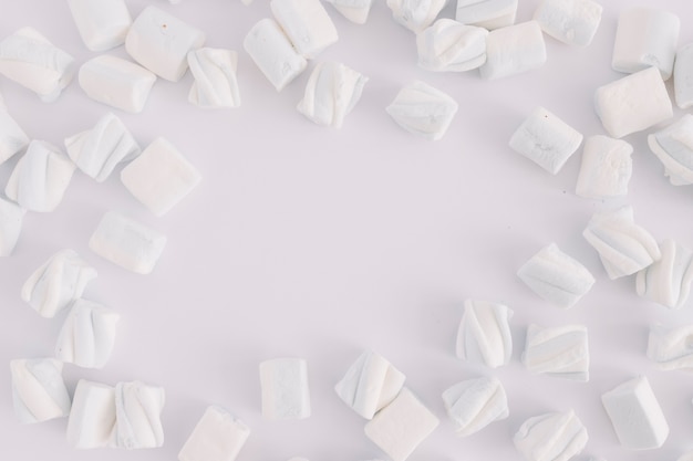 Foto grátis marshmallows brancos na mesa