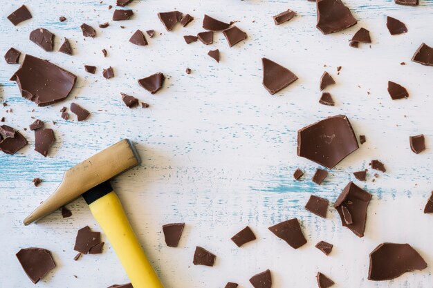 Martelo perto de pedaços de chocolate