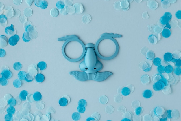 Máscara azul fofa de carnaval e confete