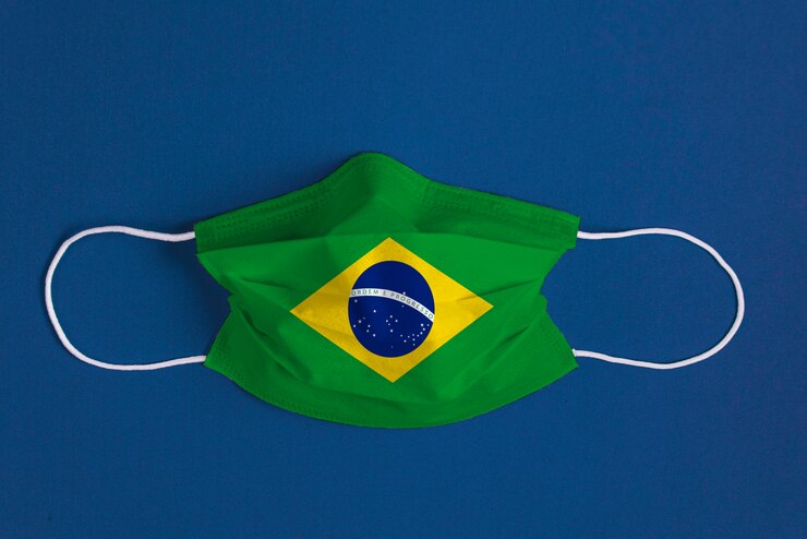 Foto grátis máscara cirúrgica sobre fundo azul com bandeira do brasil