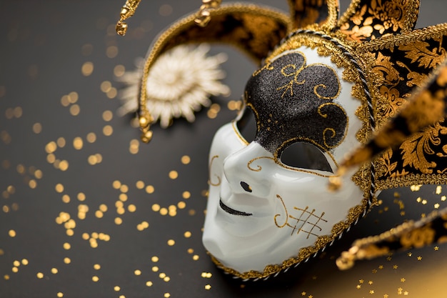 Máscara de alto ângulo para carnaval com glitter