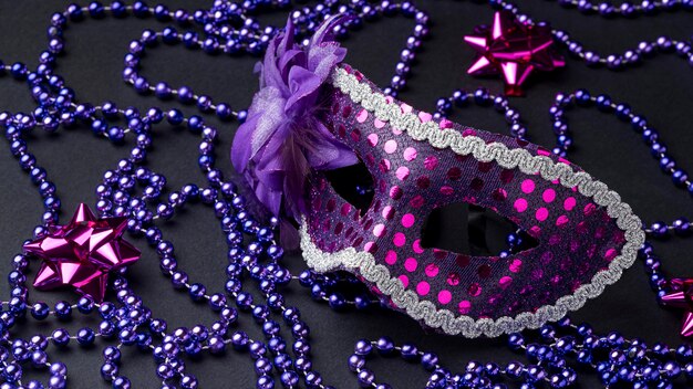 Máscara de alto ângulo para carnaval com penas e miçangas