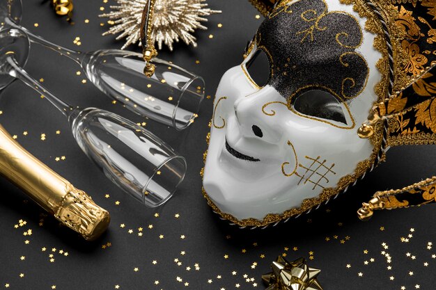 Máscara de alto ângulo para carnaval com taças de glitter e champanhe