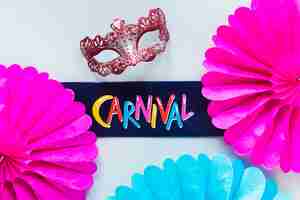 Foto grátis máscara de carnaval com fãs de papel