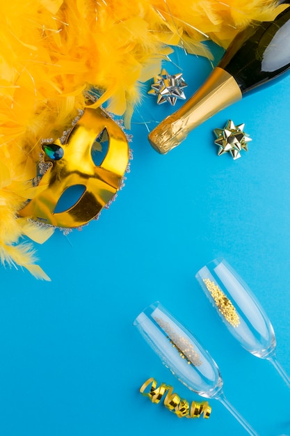 Foto grátis máscara de carnaval de vista superior com champanhe