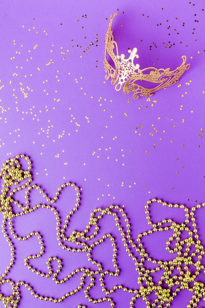 Foto grátis máscara de carnaval dourado com glitter