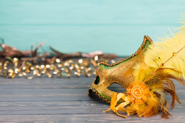 Máscara de carnaval na mesa de madeira