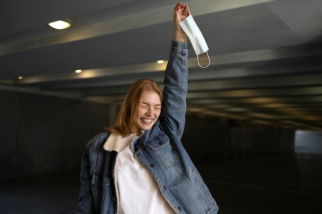 Foto grátis máscara de mulher sorridente de tiro médio grátis