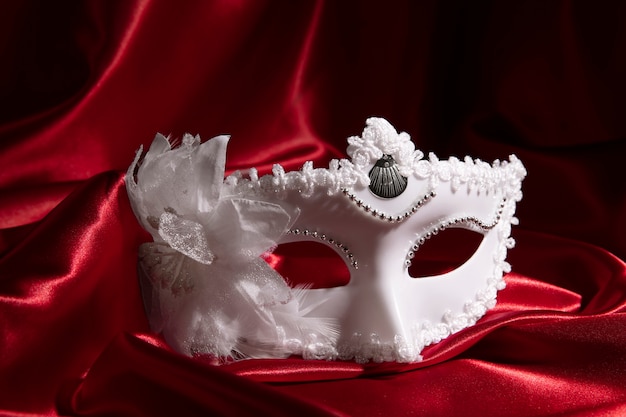 Máscara de teatro na cortina vermelha
