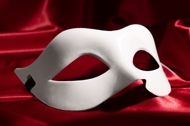 Máscara de teatro na cortina vermelha