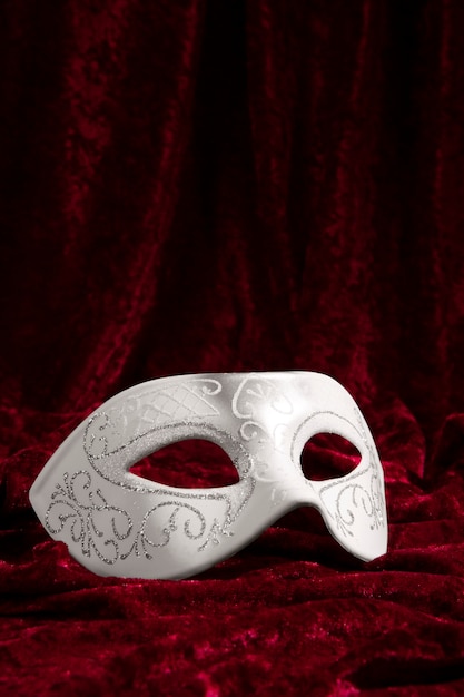 Foto grátis máscara de teatro na cortina vermelha