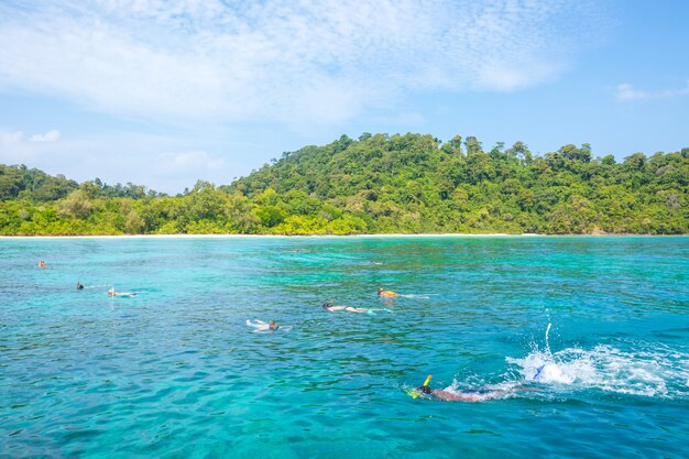 máscara e mergulho com snorkel na praia