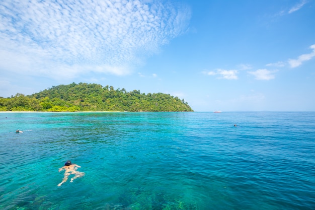 máscara e mergulho com snorkel na praia