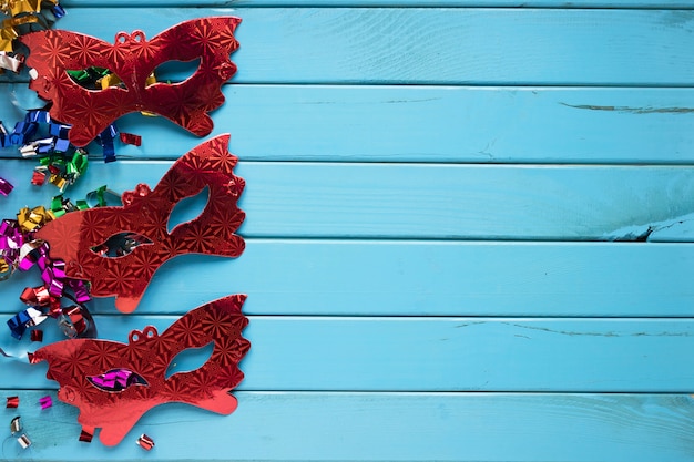 Foto grátis máscaras de papel em confetes