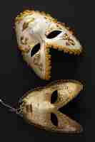Foto grátis máscaras de teatro com natureza morta de fundo escuro