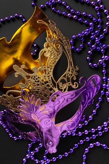 Máscaras misteriosas de carnaval em cor dourada e violeta