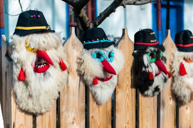 Máscaras nacionais feitas à mão no Village Museum em Bucareste Romênia