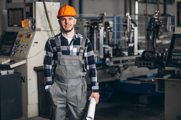 Masculino trabalhador em uma fábrica