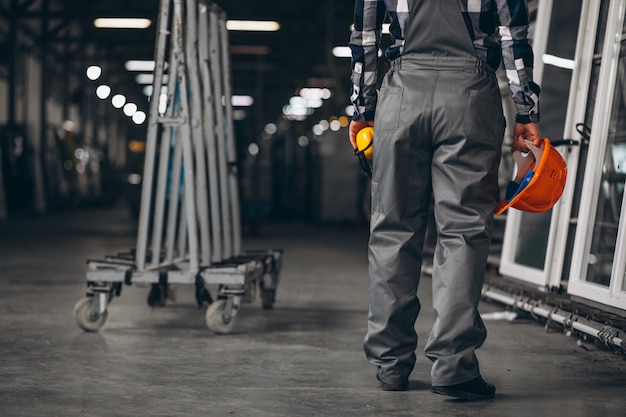 Foto grátis masculino trabalhador em uma fábrica