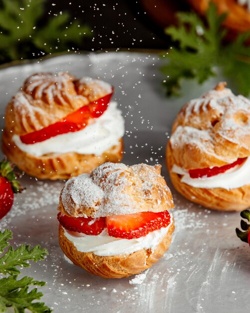 Massa choux francesa com creme branco e morangos