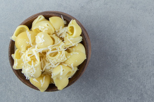 Massa conchiglie cozida em uma tigela de madeira.