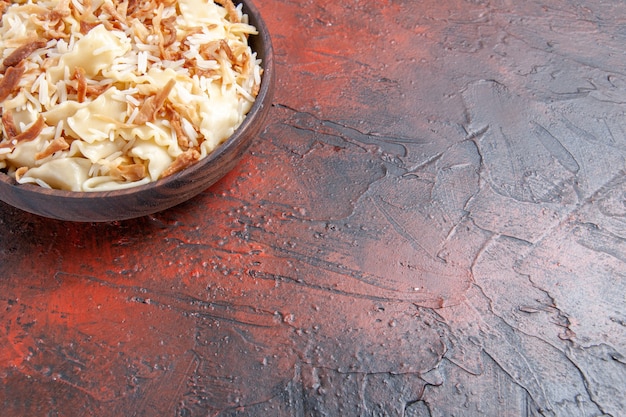 Massa cozida fatiada com arroz na superfície escura prato de massa farinha de massa