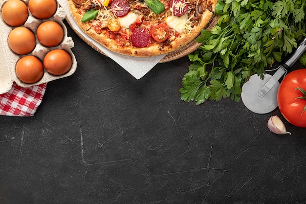 Foto grátis massa de pizza e ingredientes com cópia-espaço