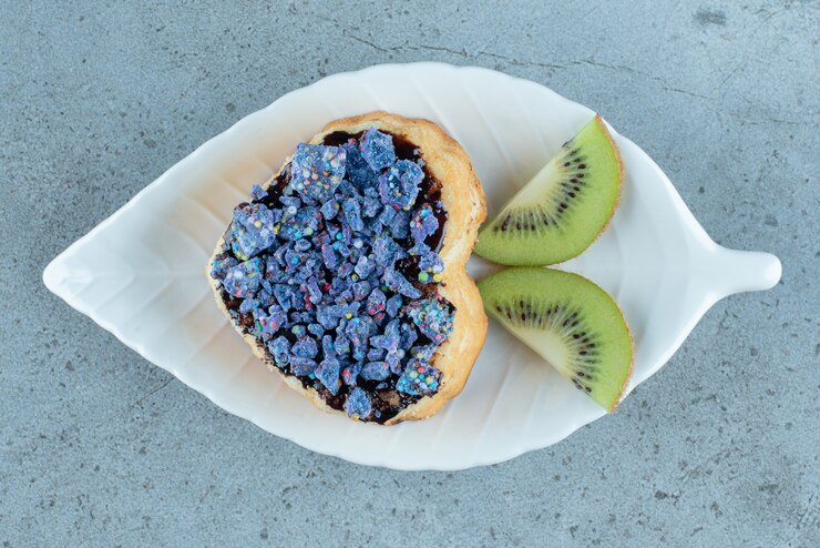 Foto grátis massa doce em forma de coração com fatias de kiwi.