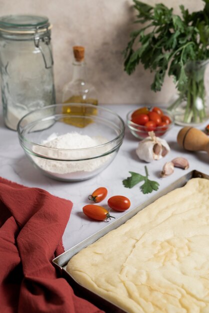 Massa e ingredientes de pizza de alto ângulo