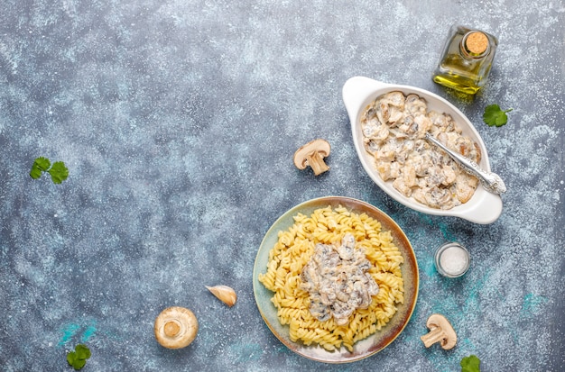 Massa fusilli com cogumelos e frango, vista superior