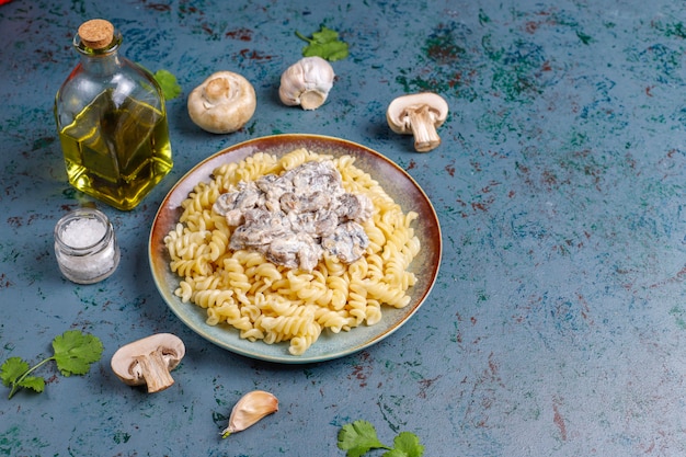 Foto grátis massa fusilli com cogumelos e frango, vista superior