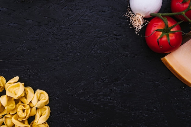 Massa recheada perto de legumes e queijo