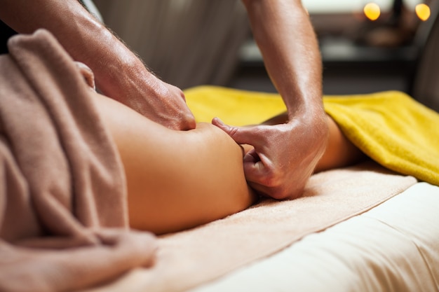 Massagem anti celulite em um spa de luxo