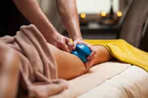 Foto grátis massagem anti-celulite em um spa