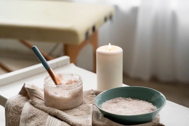 Massagem esfoliante nas ferramentas de spa