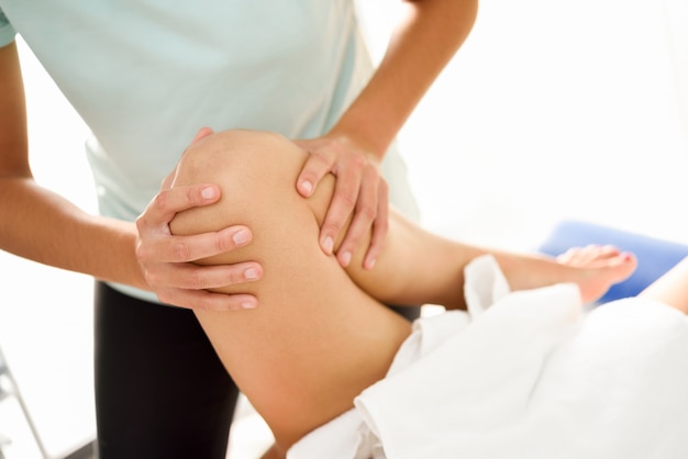 Foto grátis massagem médica na perna em um centro de fisioterapia.