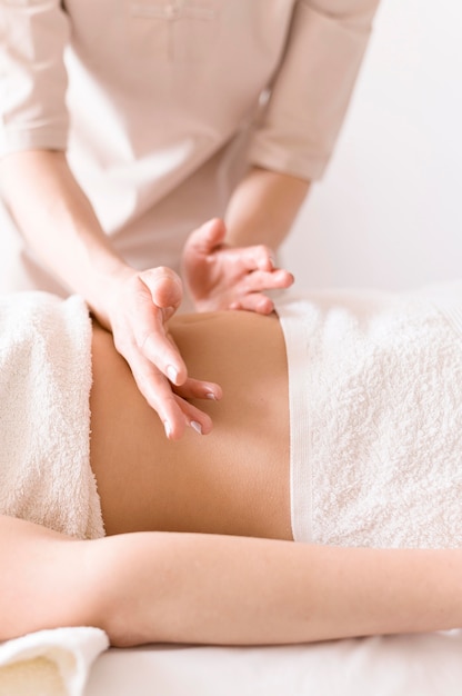Massagem relaxante no abdômen