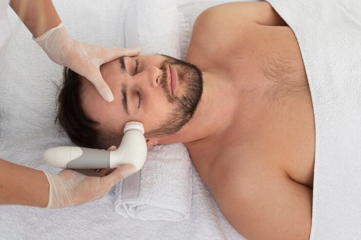 Foto grátis massagista cuidando de seu cliente