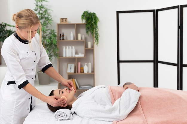 Foto grátis massagista cuidando de seu cliente