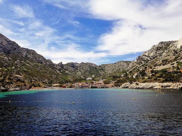 Massif des Calanques coberto de vegetação cercado pelo mar em Marselha, na França