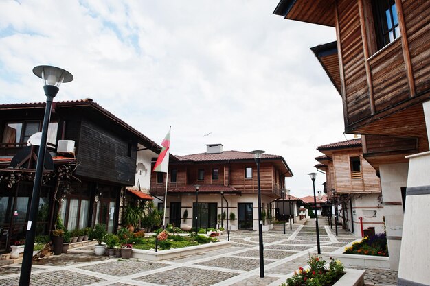 Mastro com bandeira da Bulgária no porto Nesebar