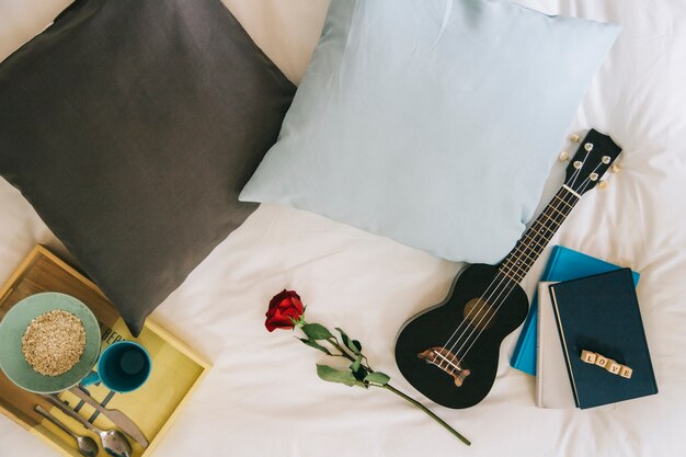 Material da Rosa e do Dia dos Namorados na cama