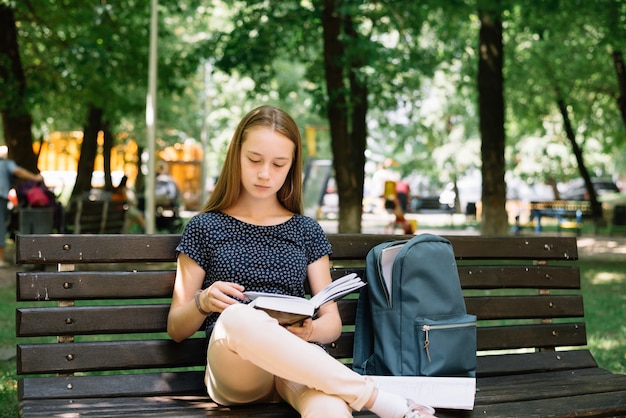 Foto grátis material de leitura concentrado da coleira