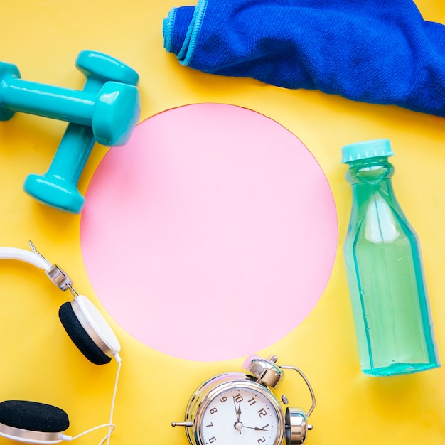 Foto grátis material esportivo em torno do círculo rosa