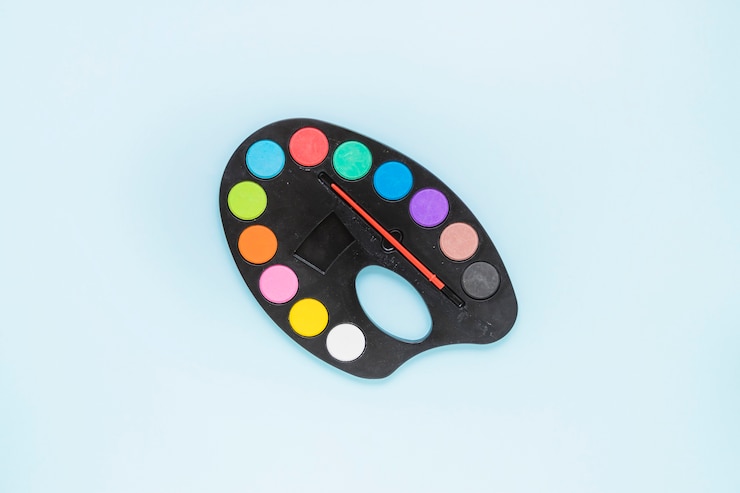 Foto grátis matriz de cores com pincel colocado no meio